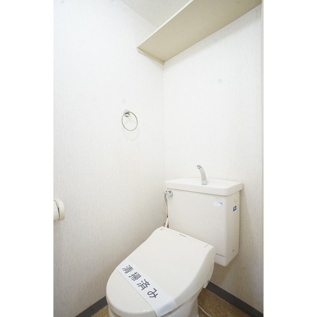 上部棚と洗浄便座が便利です♪