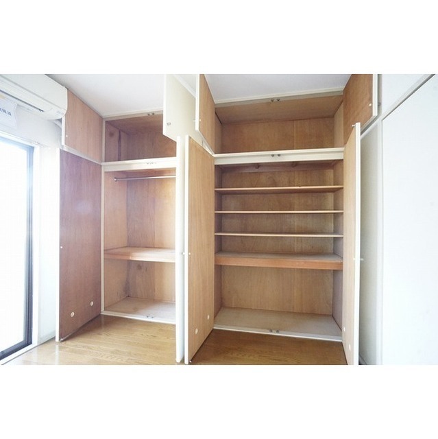 南面洋室にある大きな収納は便利♪