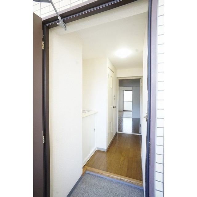 玄関ホールには下駄箱付き♪