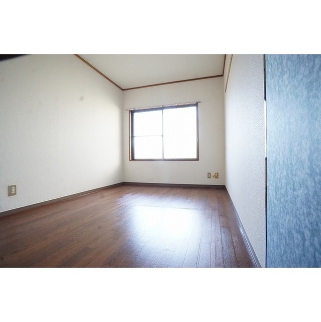 北面の洋室も窓があり明るい感じ♪