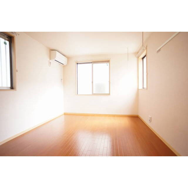 エアコン付きの明るい洋室♪