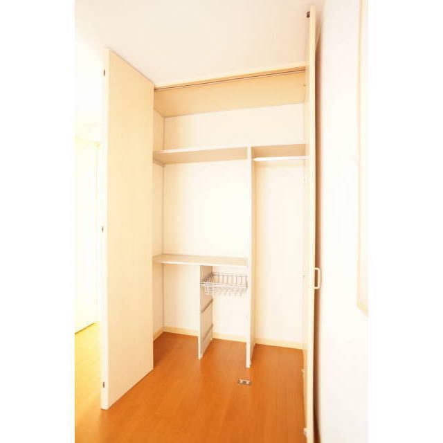 便利に区分けされたクロゼット付き♪