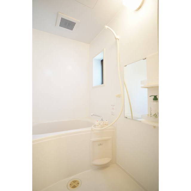 小窓が付いた明るいバスルーム♪