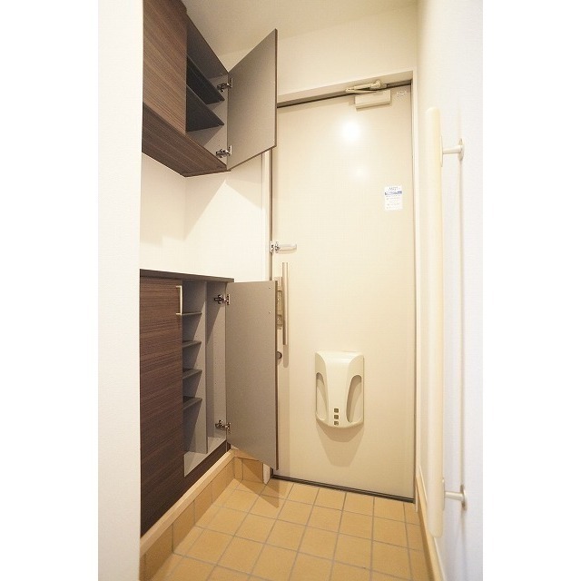 玄関には2段の下駄箱付き♪