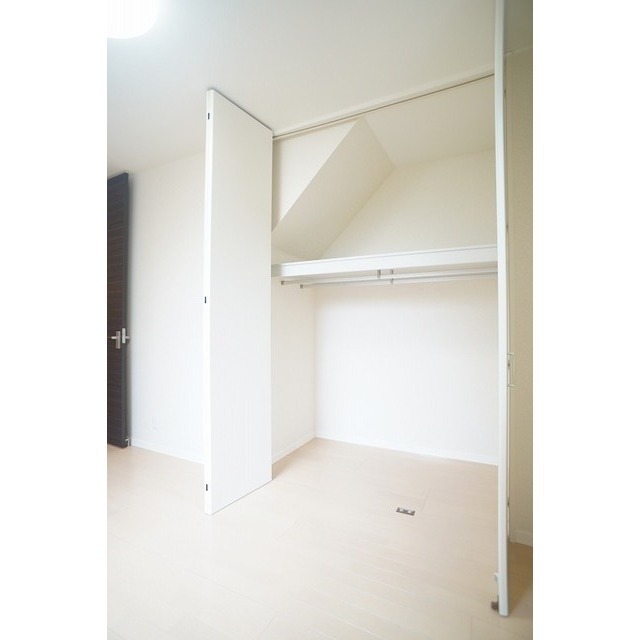 1階洋室の広々収納