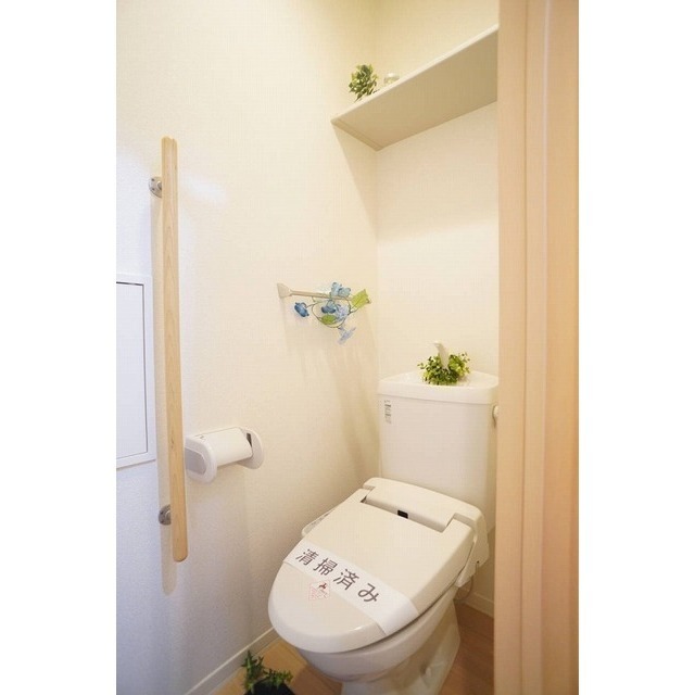 上部棚と洗浄便座が便利です♪