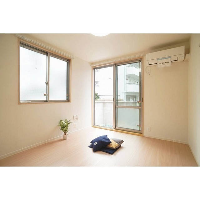 2面採光の明るい洋室です♪