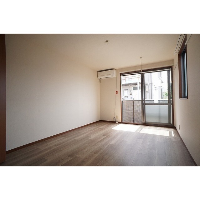 ゆったりとした広さの洋室です♪