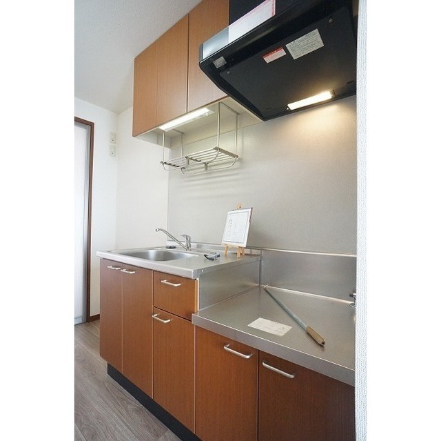 吊り棚付きのキッチンです(ガスコンロ持込可)♪