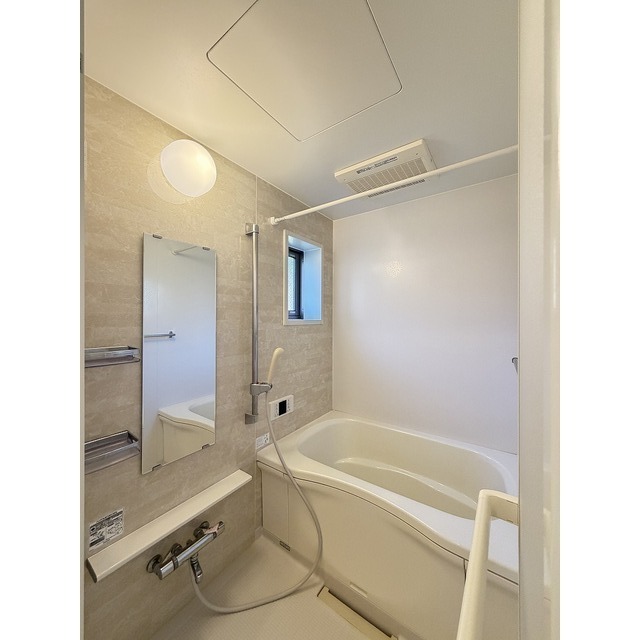 白を基調とした浴室