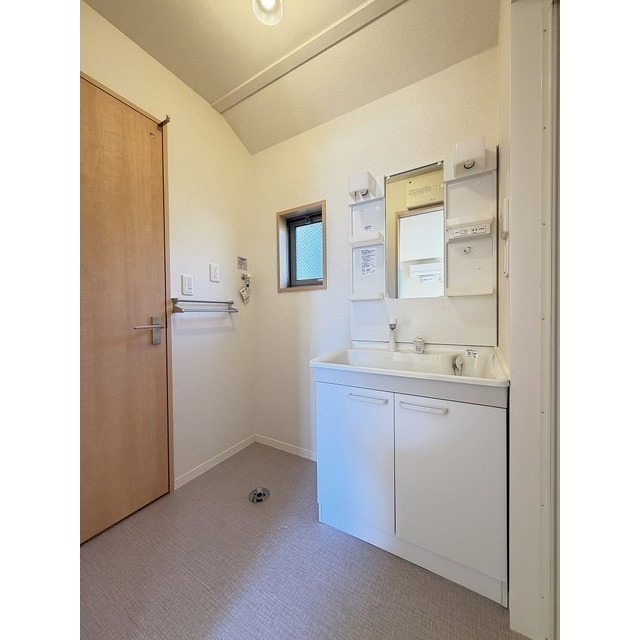 小窓のある洗面所