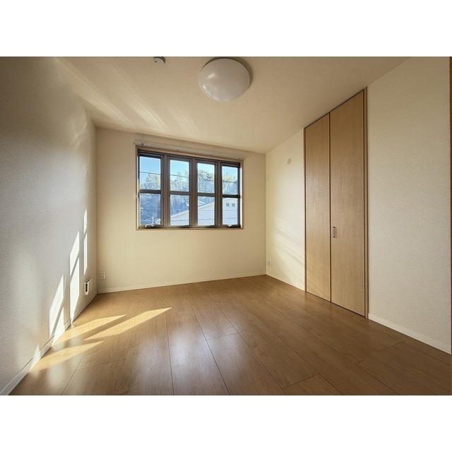 5.5帖の洋室にも陽射しが差し込みます。