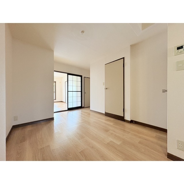 各部屋につながる縦長ダイニングです!