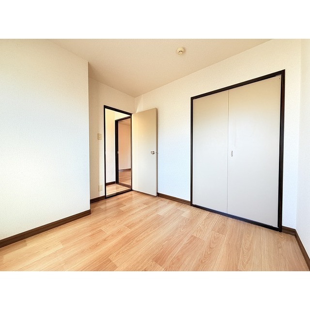 玄関側洋室は落ち着いた雰囲気です♪