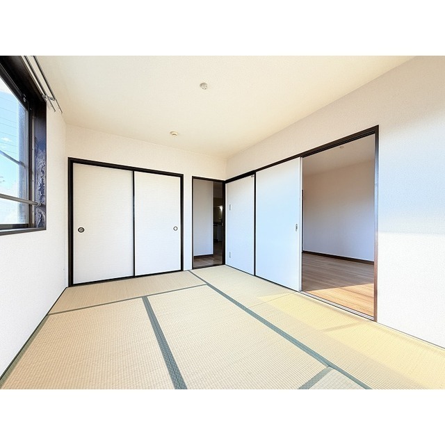 南側和室♪押入れがございます♪