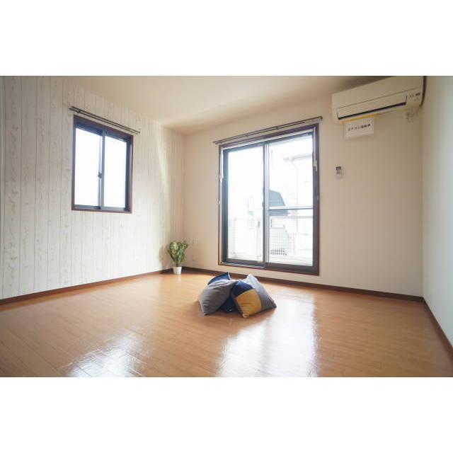 角部屋で2面採光です。設備エアコン付きです。