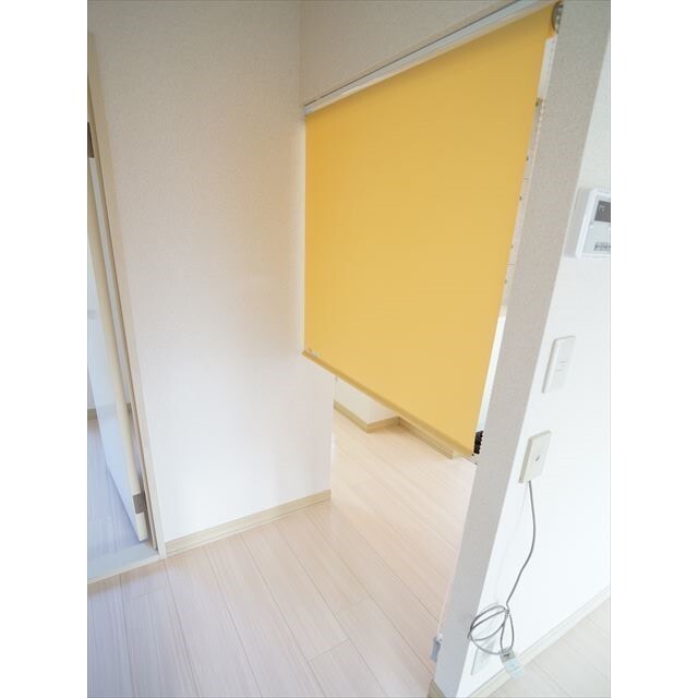 玄関ホールからDKへの入口にロールスクリーンがございます♪