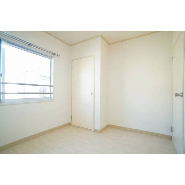 北側4.1帖の洋室です♪