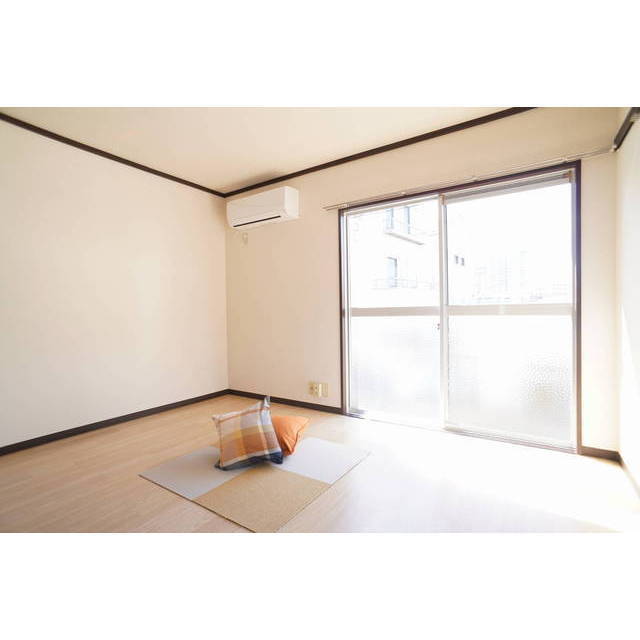 6帖の洋室、エアコン1台付きで快適に過ごせます☆