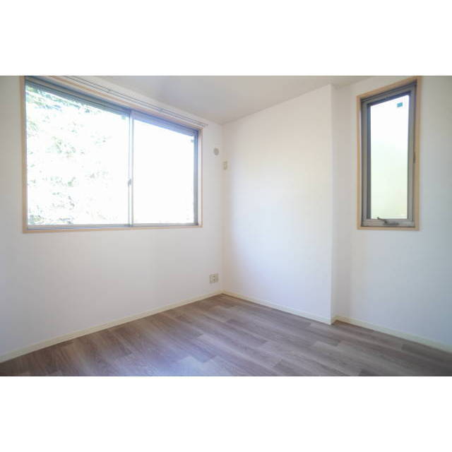 北側洋室も2面採光です♪