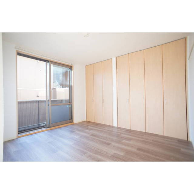 壁一面の収納を備える洋室♪