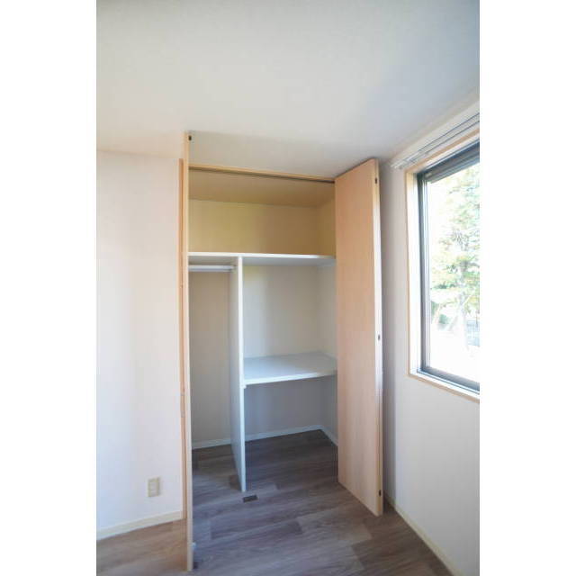 奥行と幅のある大きなクローゼット♪