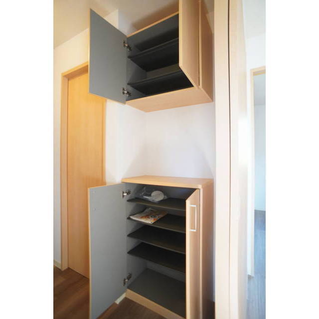 上下に分かれたシューズボックス♪