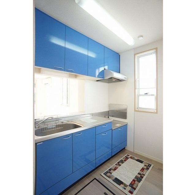 青色を基調とした広めのキッチン♪
