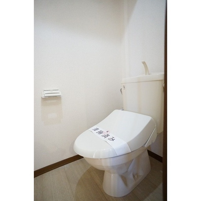 便利な洗浄・暖房機能付き便座です♪