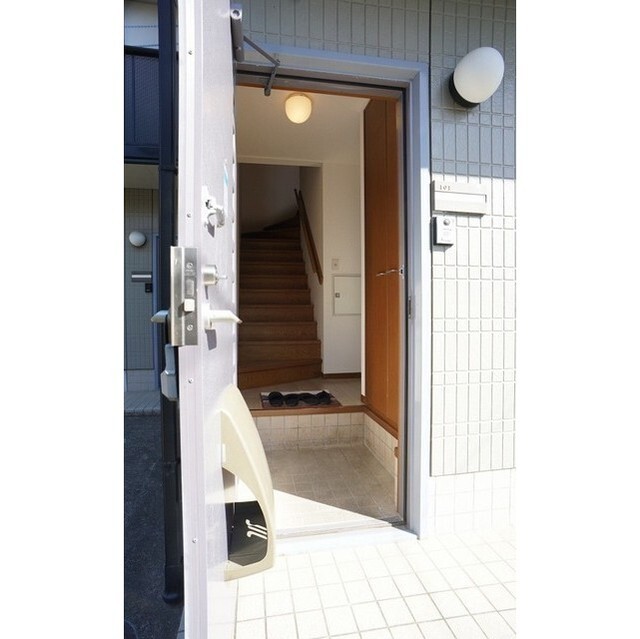 玄関には天井高の靴入れがあります♪