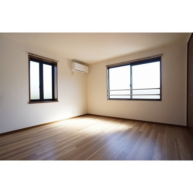 ２F北側の洋室！2面採光で明るいです！