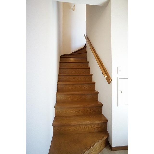 屋内階段は手摺がついていて安心です♪