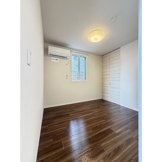 リビングに面した4.5帖の洋室♪