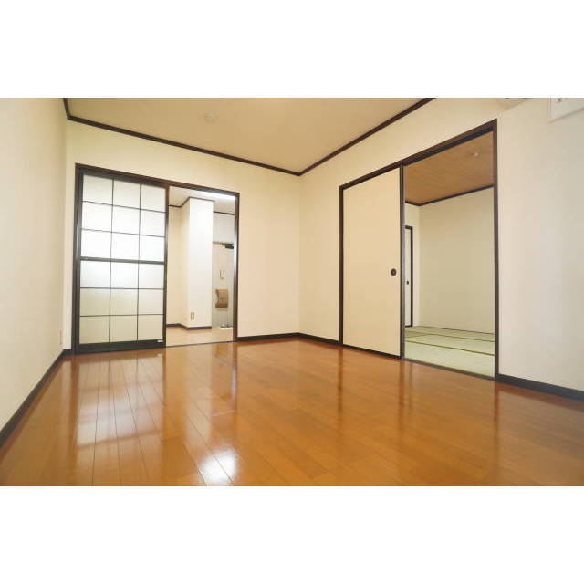 6帖の洋室です。エアコン付きです。