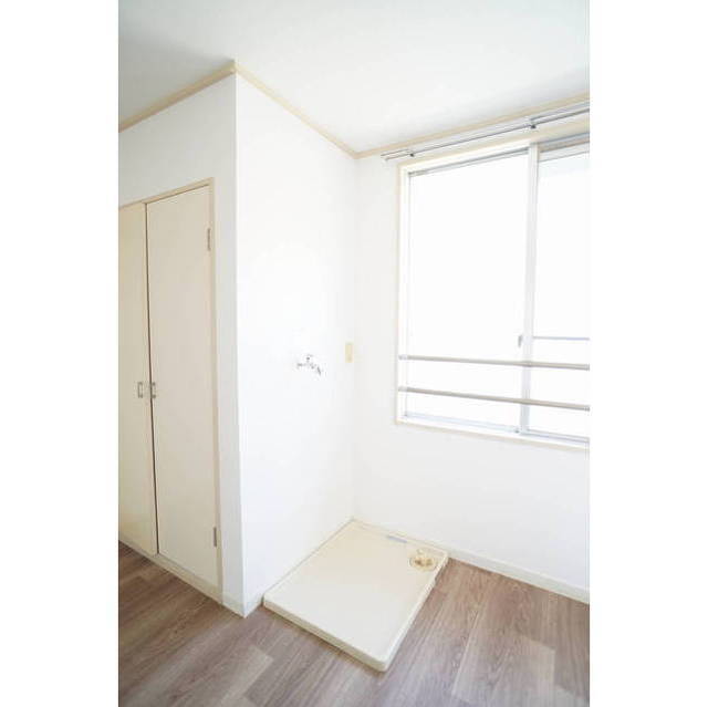 便利な室内洗濯機置場も完備しております!