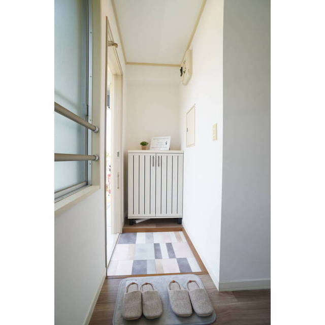 シューズボックス付きの明るい玄関スペースです♪