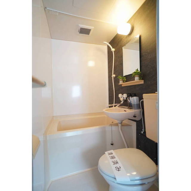 素敵なフィルム貼の水回りスペースになっております♪