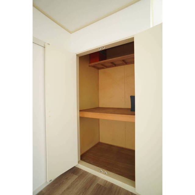 広々とした収納スペースが洋室に完備しております!