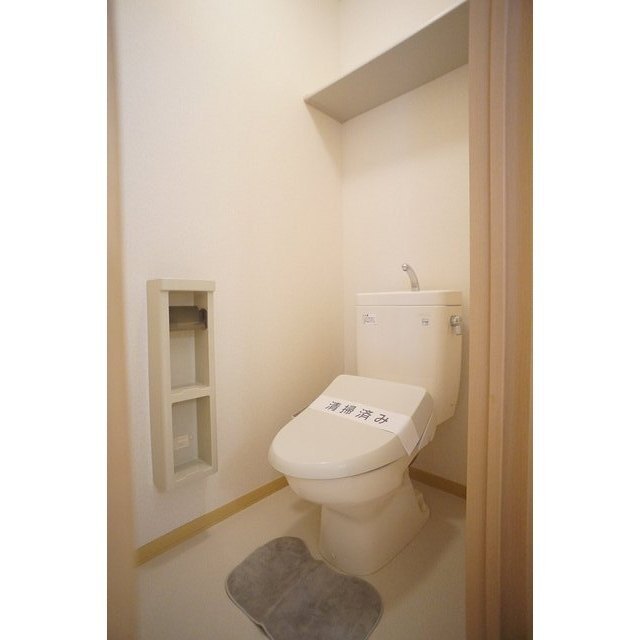 上部棚と洗浄便座が便利です♪