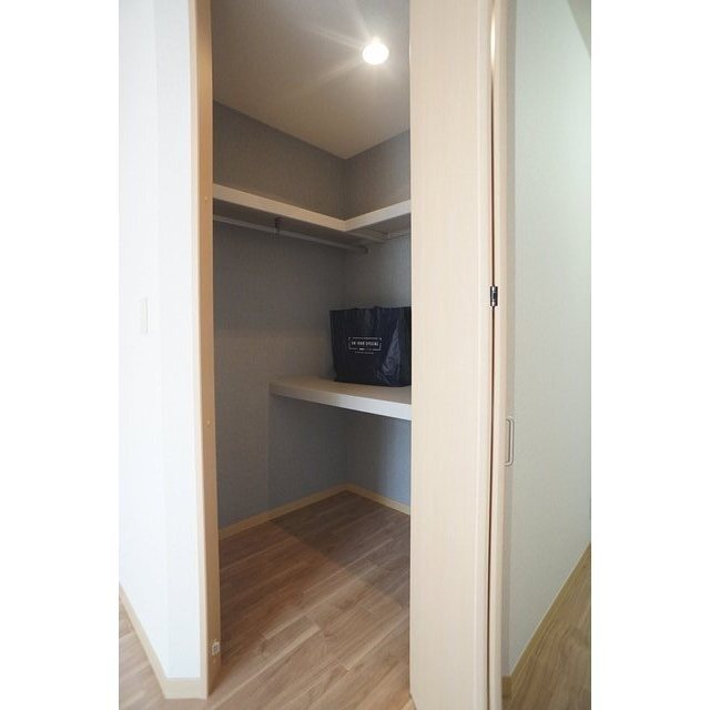 ウォークインクロゼットで多くの収納が可能です♪