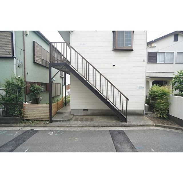 前面が道路で日当たり良好♪