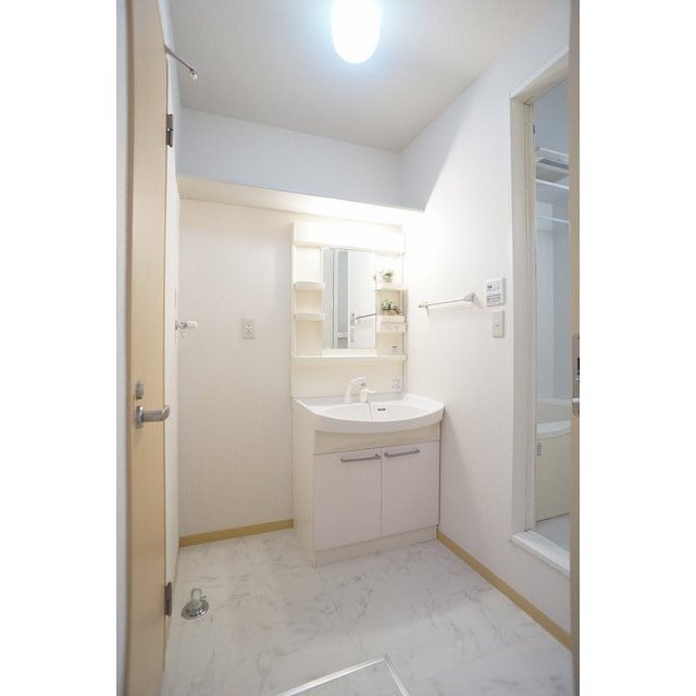 身支度には欠かせない独立洗面台