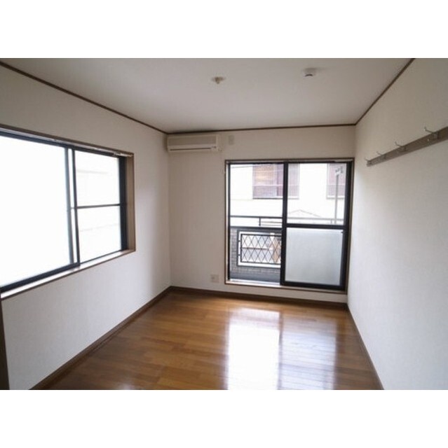 2面彩光で窓が大きく、明るい室内♪