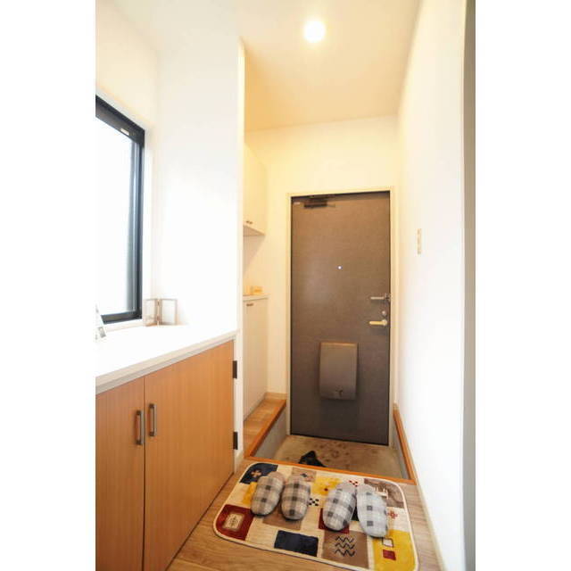 玄関ホールには下駄箱と収納付き♪