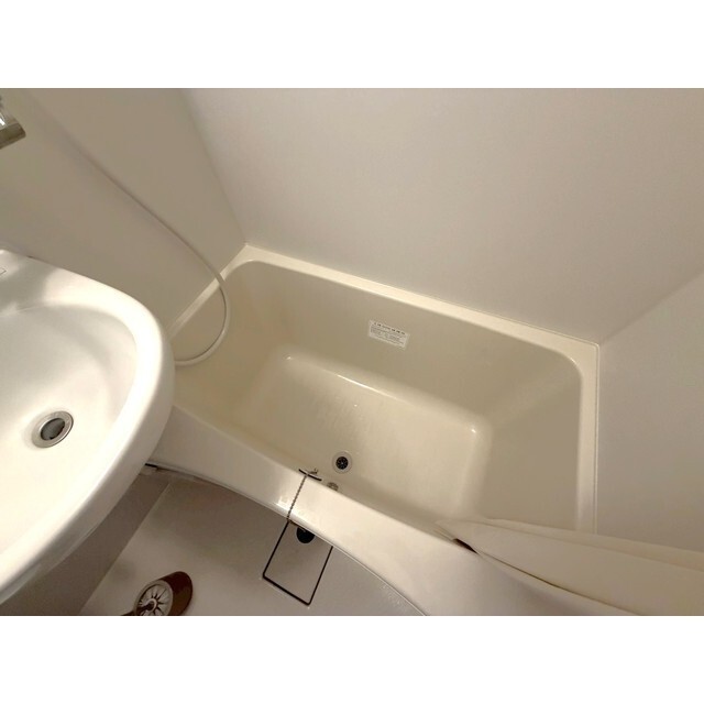 バストイレに洗面器も付いてます