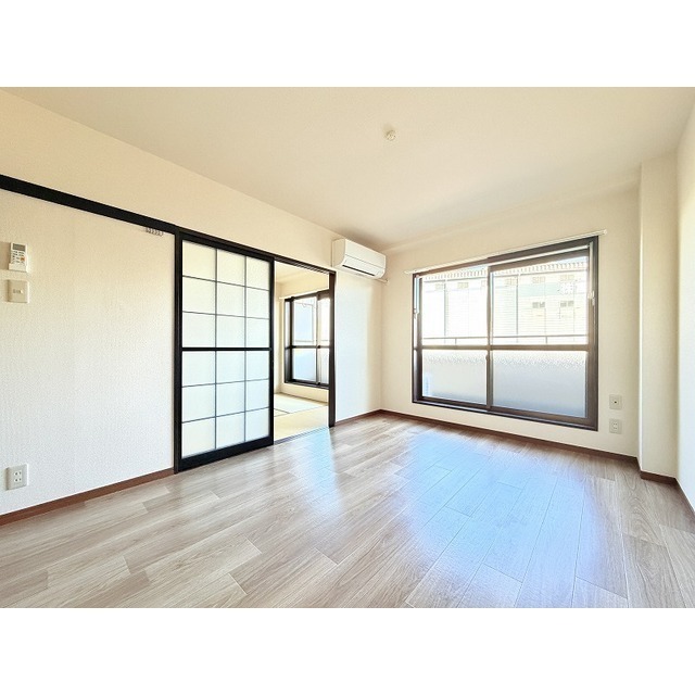 6.3帖洋室にエアコンが付いております♪
