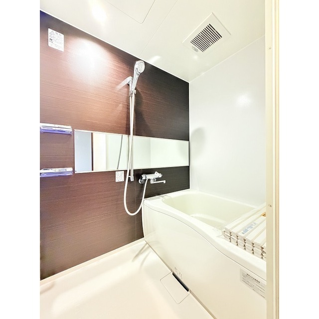 黒のアクセントパネルがおしゃれな浴室♪