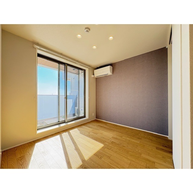 よく陽の射し込む南に面した洋室♪