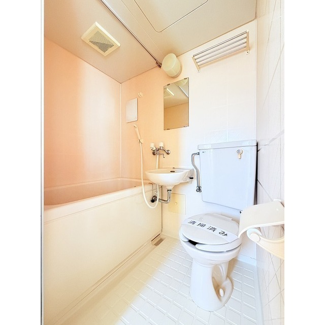 浴室内に洗面台とトイレがございます♪