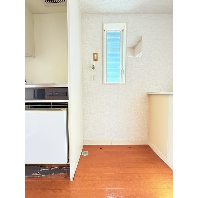 洗濯機置場はキッチン横にございます♪